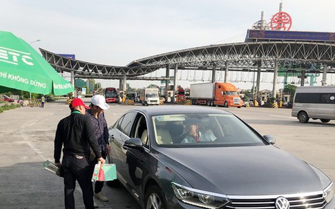 Nhiều phương tiện vẫn đi nhầm vào làn thu phí "không dừng" trên cao tốc Pháp Vân - Ninh Bình