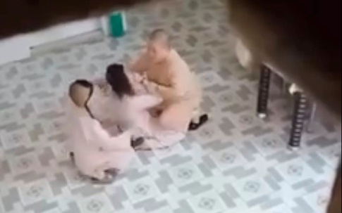 Sư cô tát, giật tóc đồ đệ ở chùa: Mẹ bé gái trong clip bất ngờ lên tiếng