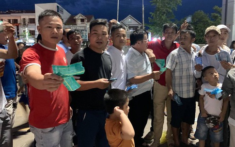 Hà Tĩnh "vỡ sân", hàng ngàn khán giả bức xúc vì mua vé nhưng không được vào xem