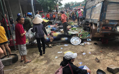 NÓNG: Kinh hoàng 2 xe tải và 1 ô tô con va chạm rồi lao vào chợ, nhiều người bị đâm nằm la liệt