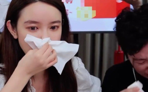 Bồ nhí chủ tịch Taobao phủ nhận khóc trên livestream vì bê bối ngoại tình, vợ hợp pháp đăng vlog đáp trả với hàm ý: Hãy tu thân dưỡng tính!