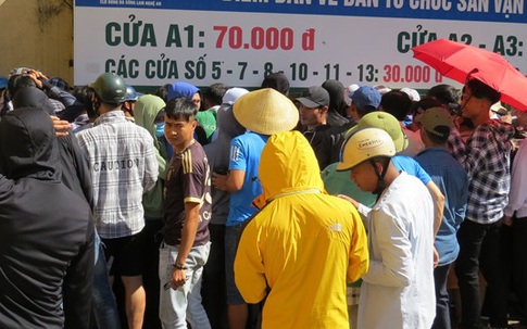 Người dân xứ Nghệ đội nắng mua vé trận Sông Lam Nghệ An – TP.Hồ Chí Minh