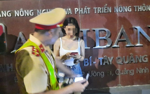 Hành động lạ của nữ tài xế khi phát hiện chốt kiểm tra nồng độ cồn