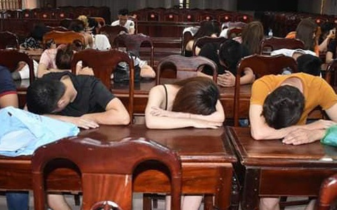 Quảng Trị: Đột kích quán karaoke phát hiện 28 đối tượng cùng 2 học sinh dương tính với ma túy