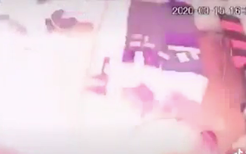 Clip: Người đàn ông bất ngờ xông vào spa tưới xăng châm lửa đốt, khoảnh khắc cả tiệm bùng cháy khiến ai nấy thất kinh