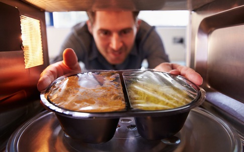 Tạp chí ĐH Harvard lý giải lò vi sóng có lợi hay hại