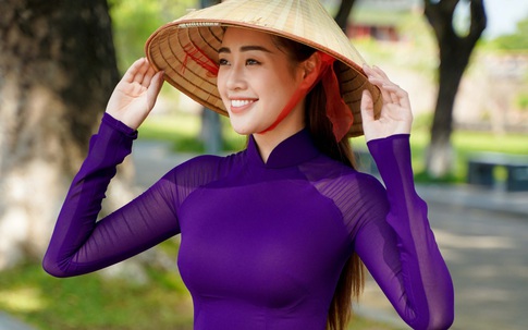 Hoa hậu Khánh Vân hoá “nàng thơ” xứ Huế trong tà áo dài tím