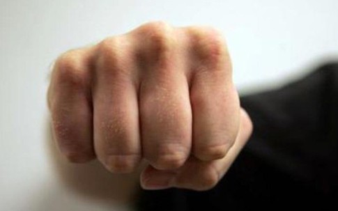 Mâu thuẫn nơi đỗ xe, chủ tiệm cắt tóc bị đánh ngã rồi tử vong