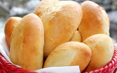 Chẳng cần thiết bị đắt tiền nào, hô biến chiếc bánh mì ỉu xìu thành giòn tan như mới ra lò nhờ cách đơn giản này
