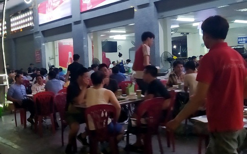 Nắng nóng, hàng loạt quán bia hơi tại Hà Nội đông nghịt khách sau dịch COVID-19