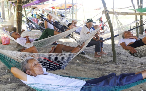 Hà Tĩnh: Nóng không chịu nổi, người dân bỏ nhà ra bờ biển mắc võng