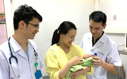 Bác sĩ đưa bé sơ sinh 1 ngày tuổi từ cõi chết trở về