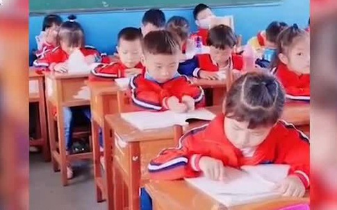 Cậu bé 'vốc' kiến thức trong sách đổ vào đầu