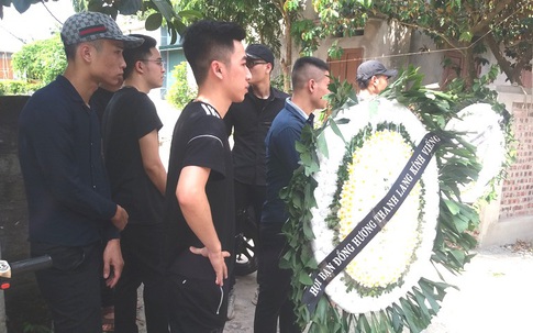 Nhói lòng những vòng hoa trắng tiếc thương nam sinh viên năm cuối gặp nạn trên đường về quê