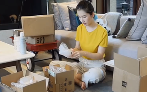 Vợ đại gia Taobao bất ngờ bị "ném đá" dữ dội vì hành động kệch cỡm này