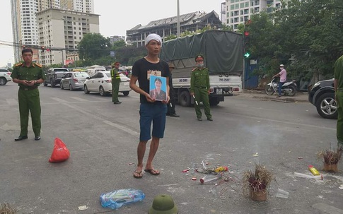 Hà Nội: Cả tuyến đường ùn tắc vì gia đình nạn nhân kéo đến hiện trường vụ tai nạn... 1 năm trước