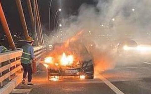 Đang lưu thông trên cao tốc Hạ Long - Hải Phòng, xe ô tô Mercedes bất ngờ bốc cháy