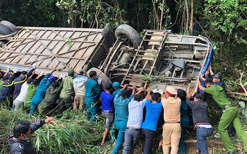 Vụ xe khách lao xuống vực làm 5 người chết, 35 người bị thương: Vừa đổi tài xế thì gặp nạn