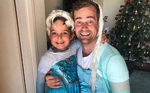 Hài hước bố hóa thân thành 'công chúa Elsa' cùng con trai