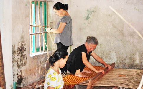 Ba cô không chồng Mừng-Tươi-Tỉnh mấy chục năm gìn giữ nghề dệt chiếu cói thủ công đang dần biến mất, có tiền cũng chưa chắc mua được