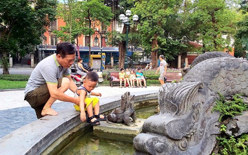 Đài phun nước Con Cóc cổ tại Hà Nội đeo đai thép chống sập nhưng dân vẫn sợ đổ