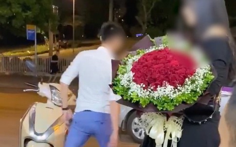 'Phần lớn cầu hôn nơi công cộng là a dua theo phong trào, làm lố'
