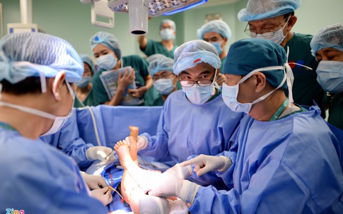 Bác sĩ Trần Đông A: 'Ca mổ tách hai bé rất khả quan'