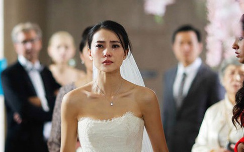 MC nhắc đến 3 lần mà chú rể vẫn không chịu trao nụ hôn cho cô dâu, để rồi khi biết sự thật tôi ném nhẫn và hoa trả lại cho anh ta