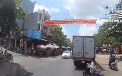 Đột ngột phóng xe sang đường, cô gái bị đâm kinh hoàng, bất tỉnh