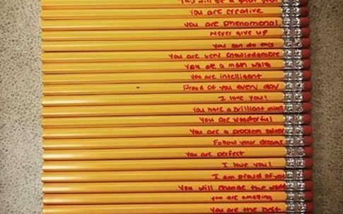 Mẹ viết những lời đặc biệt lên cây bút chì để khích lệ con trai làm trái tim cô giáo "tan chảy"