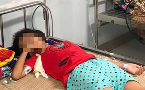 Bé gái 11 tuổi nguy kịch vì uống nhầm a-xít khi mua nước ở cổng trường