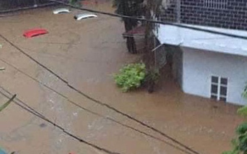 Mưa lớn trong đêm khiến hàng loạt ô tô đỗ ngoài đường bị nước ngập tới nóc ở Hà Giang