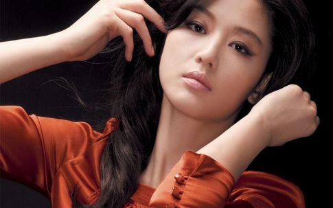 Nhóm đồng nghiệp cứ xuýt xoa vẻ ngoài của cô nàng nào đó trong quán cafe, tôi tò mò quay lại nhìn thì "hóa đá"