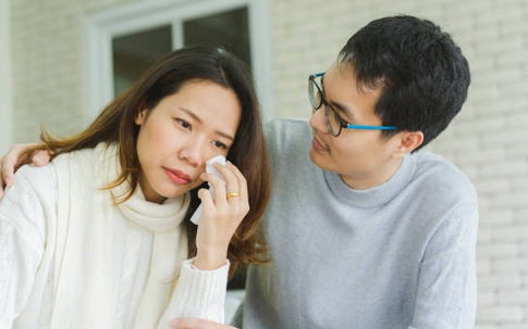 Đang làm việc thì bất ngờ mẹ chồng gọi điện nói: "Mẹ rất đau, trước khi chết, chỉ muốn nhìn con lần cuối", khiến tôi rụng rời chân tay