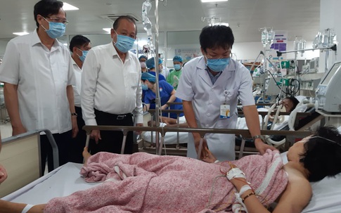Phó Thủ tướng Trương Hòa Bình tới bệnh viện thăm hỏi các nạn nhân trong vụ tai nạn thảm khốc tại Quảng Bình