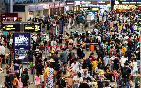 Nhiều chuyến bay ferry đến Đà Nẵng để đón khách rời khỏi thành phố trong đêm