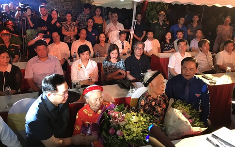 Xúc động hình ảnh thắp nến tri ân các Anh hùng, liệt sĩ tại Hà Nội