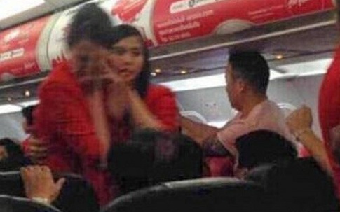 Nữ hành khách ném điện thoại vào tiếp viên hàng không bị cấm bay