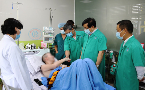 VIDEO: Bệnh nhân 91 nói "cảm ơn" bằng tiếng Việt, thử lực chân cùng bác sĩ