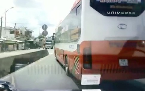 Xe khách chèn ép, không nhường đường xe cứu thương