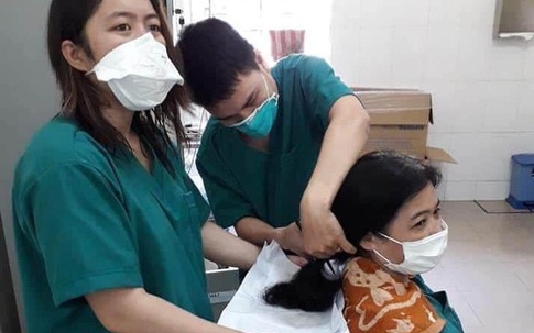 Nữ y bác sĩ Đà Nẵng cắt ngắn tóc để lên tuyến đầu chống dịch