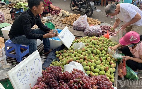 Đi 5km quả nho đắt gấp 4, từ chuồng ra chợ gà tăng giá 3 lần