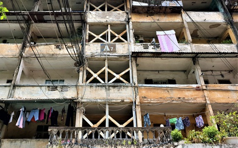 Cận cảnh căn nhà tập thể nghiêng 14 độ ở Hà Nội, hơn 200 người "sống trong sợ hãi"