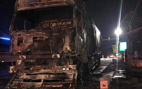 VIDEO: Xe tải bốc cháy dữ dội trên quốc lộ 1A