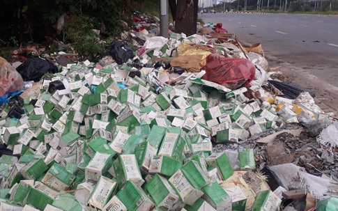 Hà Nội: Hàng trăm lọ giảm cân bị vứt bỏ trên vỉa hè Đại lộ Thăng Long