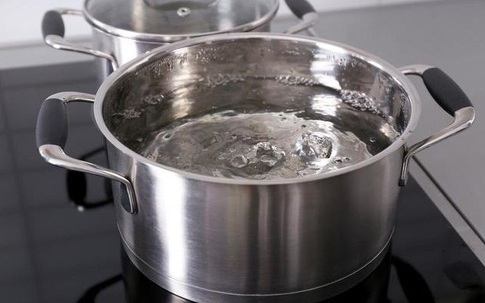 Cảnh báo thói quen uống nước có thể gây ung thư, nhiều người giật mình vì thường xuyên mắc phải