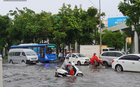 TP.HCM: Sáng nắng gắt, chiều mưa lớn kinh hoàng khiến người dân ướt sũng, bì bõm dắt xe lội nước