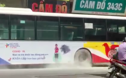 Lý giải xe buýt Hà Nội xì khói bất thường khi đang lưu thông giữa phố đông