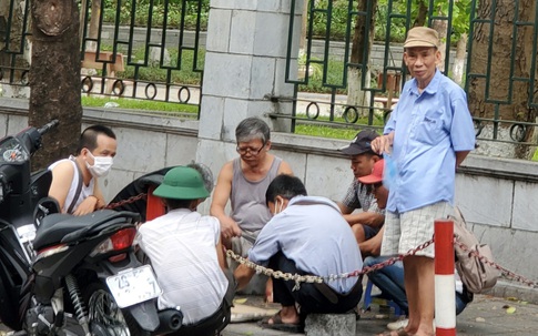 Bất chấp lệnh cấm từ 1/8, người Hà Nội vẫn có chỗ ngồi trà đá, vỉa hè chỉ vắng trước cơn mưa giông bất chợt