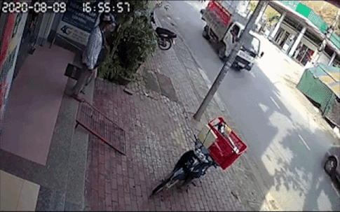 Xe máy gãy đôi sau va chạm, 1 người tử vong